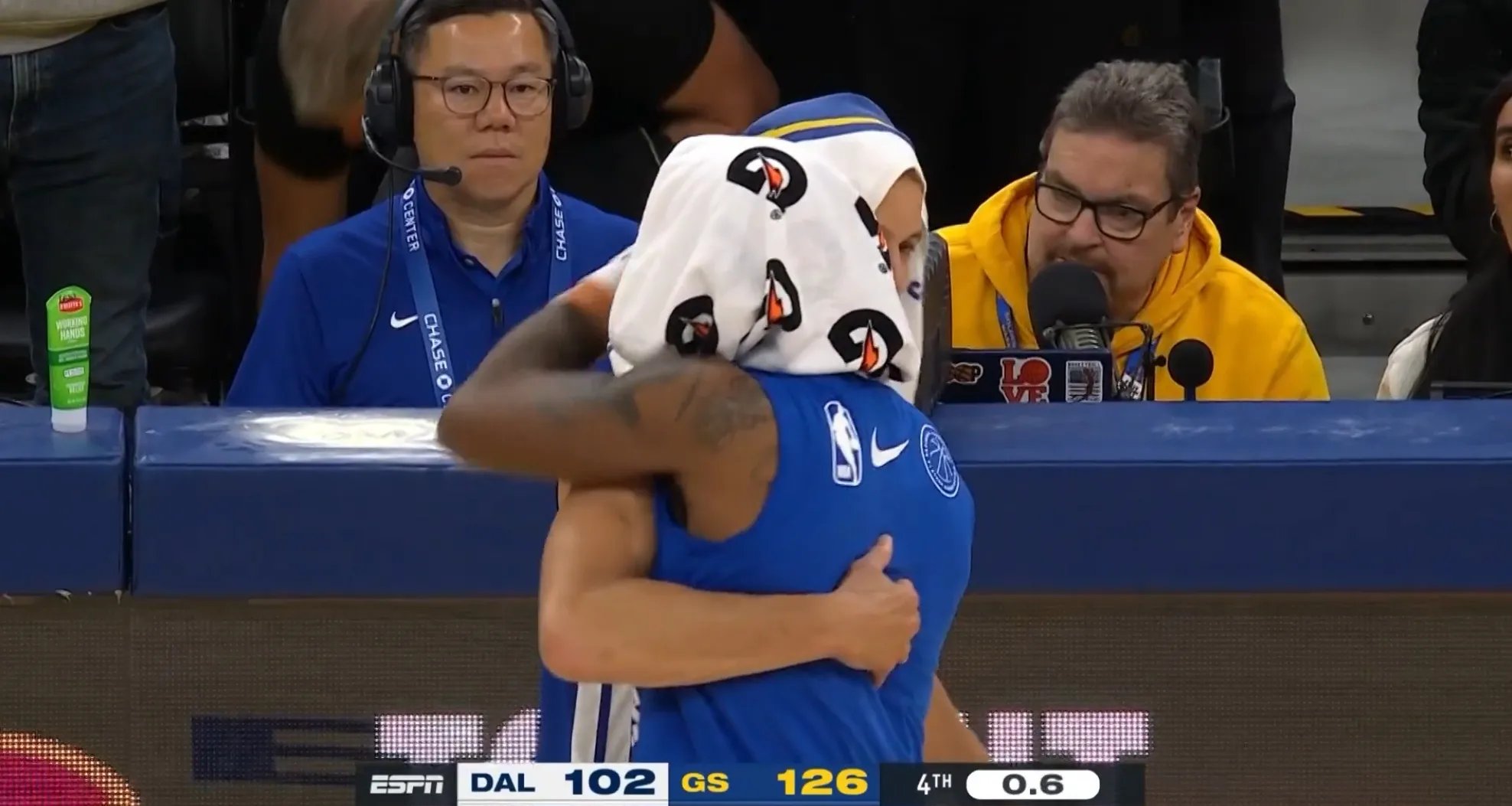 库里迎来十五赛季高光表现，独行侠球迷沸腾！